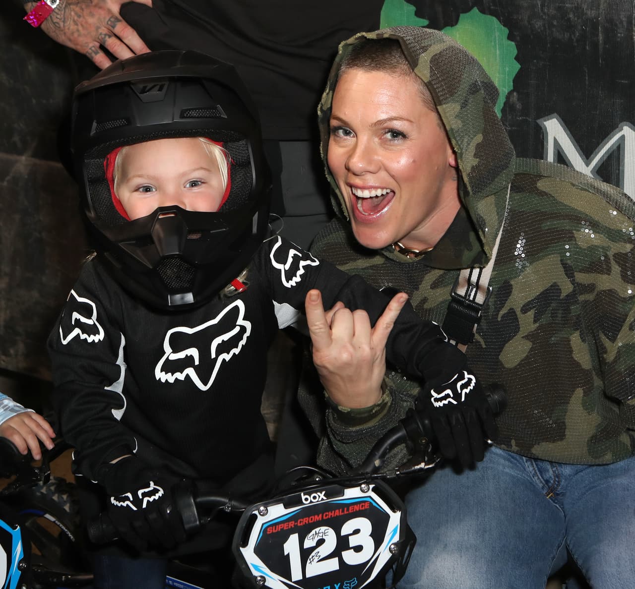 El sábado 4 de abril
<b> la cantante Pink</b> confirmó a través de Instagram que ella y su hijo Jameson, de 3 años, fueron contagiados por el virus dos semanas antes de hacerlo público. Se volvieron a aplicar la prueba y tanto ella como su hijo dieron negativo y se recuperaron. 
<br>