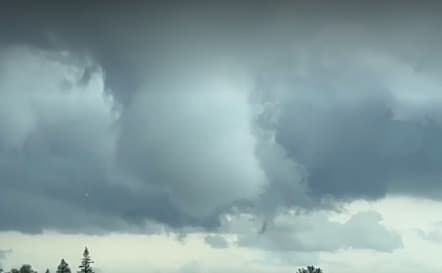 El NWS emitió en la tarde del jueves un aviso de tornado en el Valle Central. La imagen muestra la formación de una nube de embudo.