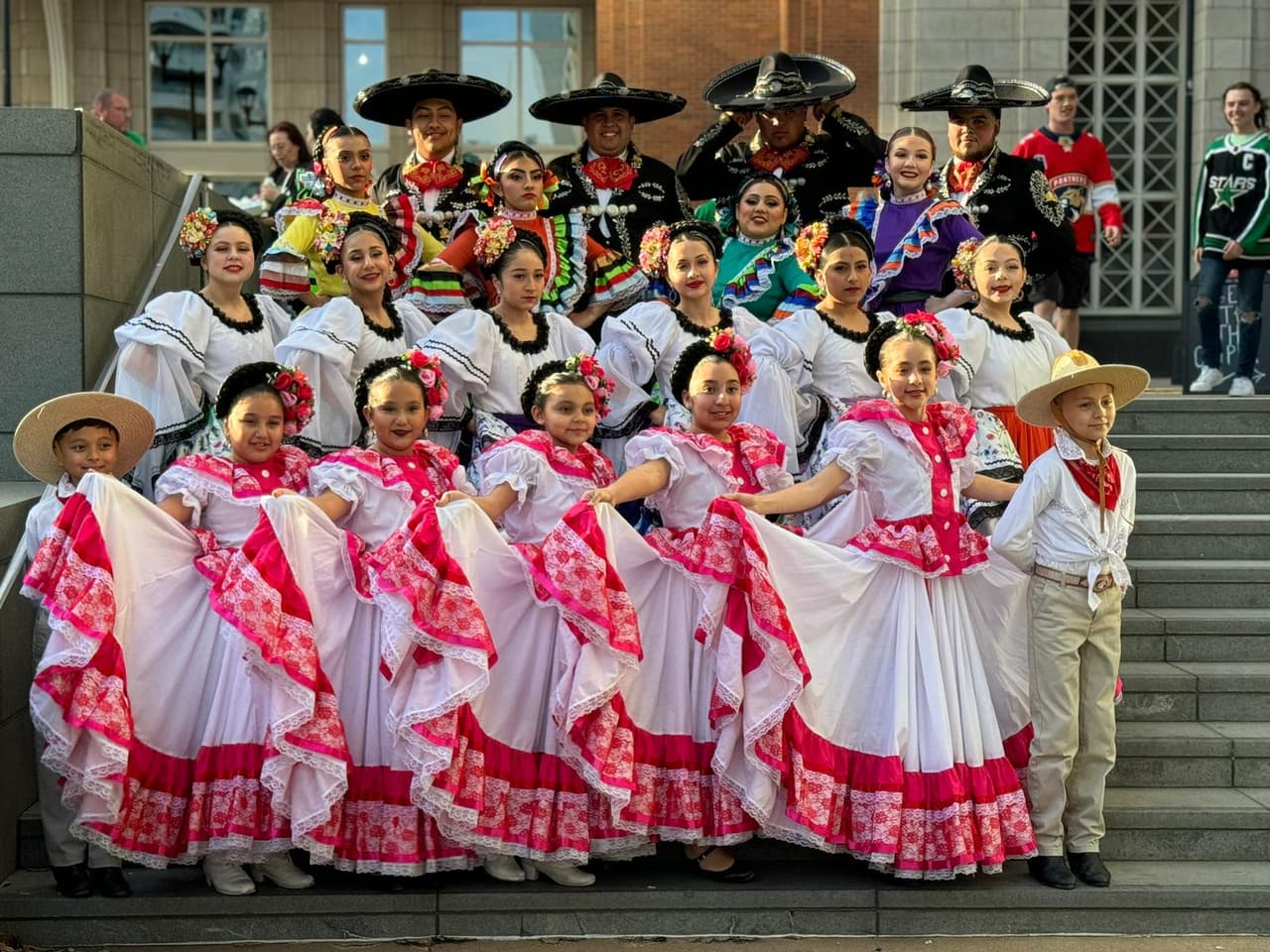 Niños bailaron danzas tradicionales con sus atuendos típicos y al ritmo del mariachi.