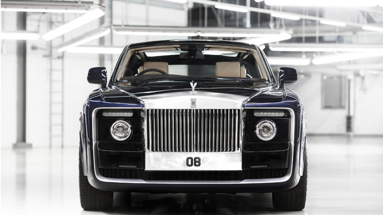 <h3 class="cms-h3-H3"><b>Rolls-Royce Sweptail</b></h3>
<br>Precio: 14 millones de dólares
<br>Motor: No disponible
<br>Características: La colaboración que tuvo como fruto esta obra de arte sobre ruedas revelada en 2017, se inició en 2013. Fue desarrollada por Rolls Royce a petición de un exclusivo cliente que quería un producto lujoso como ningún otro.