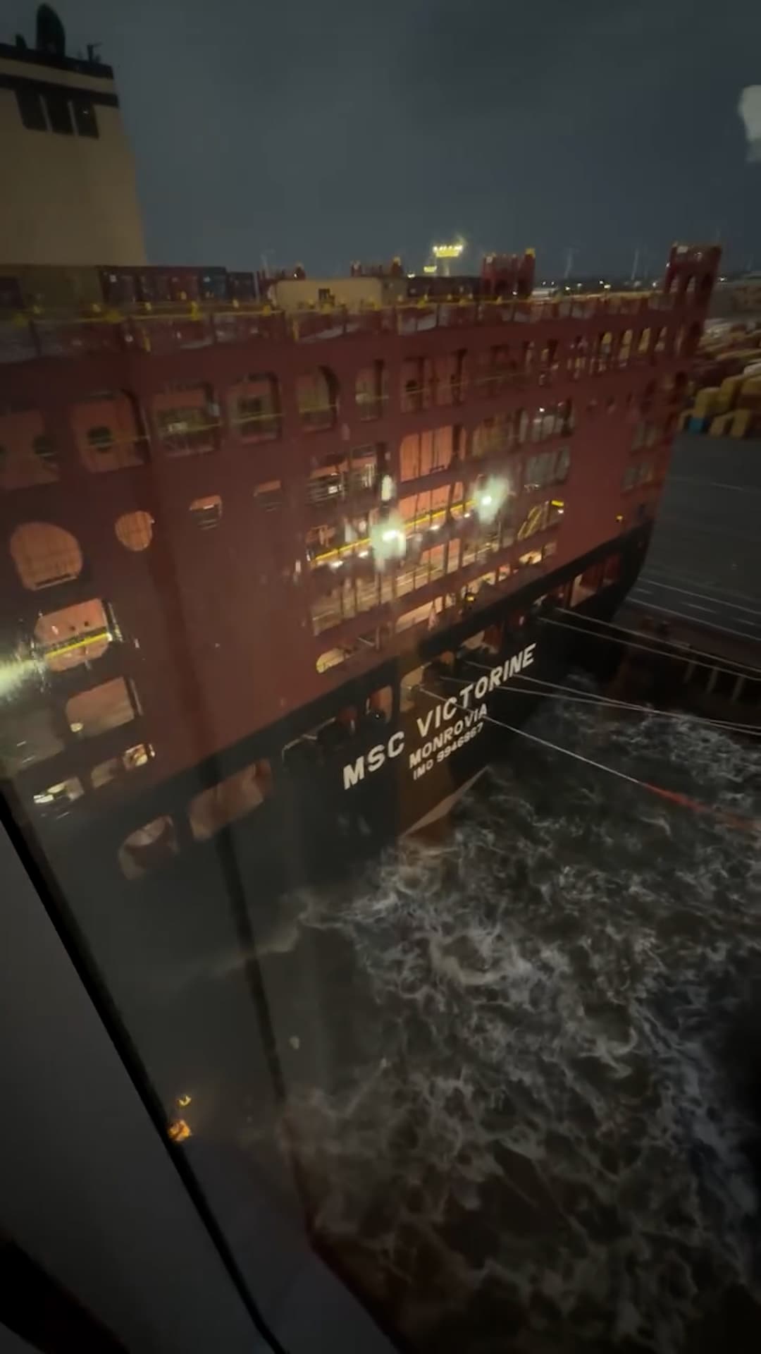 Crucero choca contra dos buques en Alemania: Tormenta provocó el accidente
