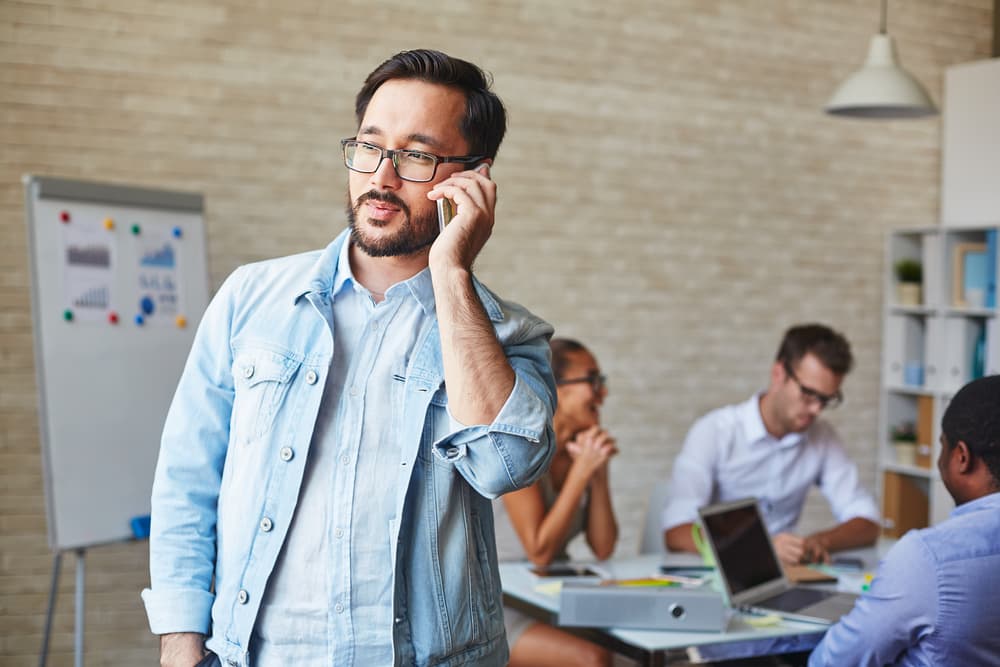 Pero por otra parte, un Géminis puede estar hable y hable con quien sea o de lo que sea que podría afectar su desempeño laboral. Ya sea porque se va retrasando en sus labores y responsabilidades o porque sus palabras los meten en problemas. Hay que saber cuándo callar y cuándo no, así como organizar bien su agenda y cumplir los objetivos diarios.