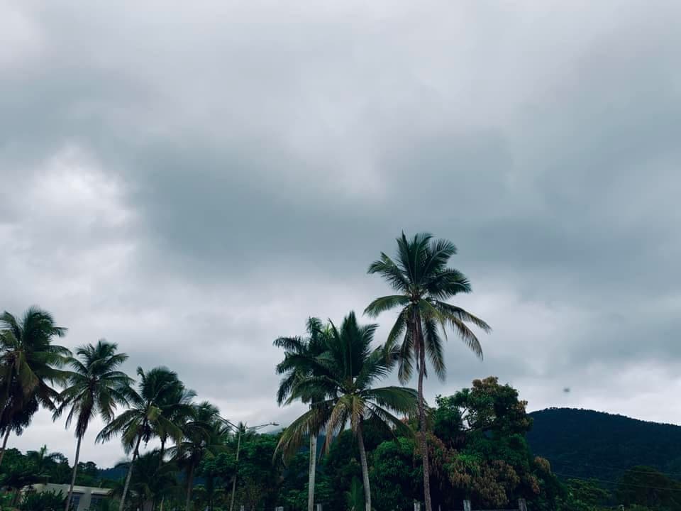 En Rio Grande, El Yunque se encuentra nublado y con fuertes vientos.