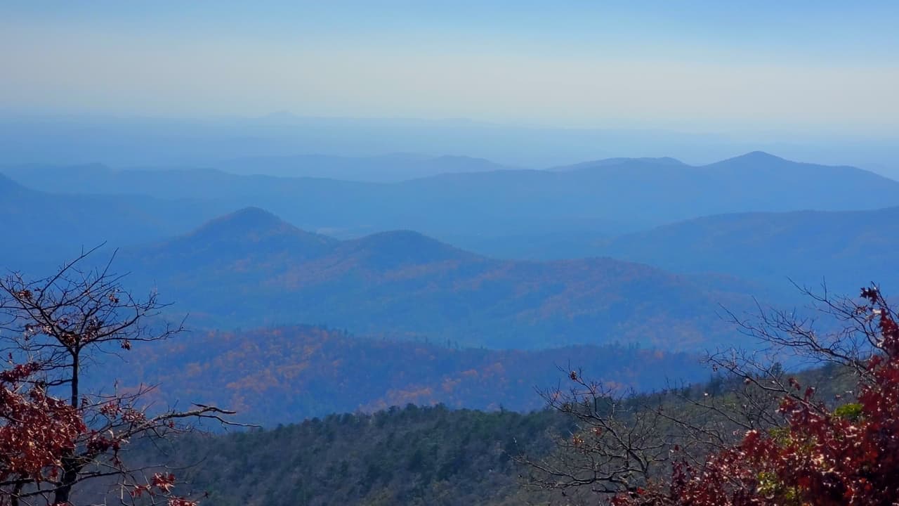 En parte, se debe a que a diferencia de otros puntos más turísticos, para llegar a Rabun Bald deberás esforzarte más.