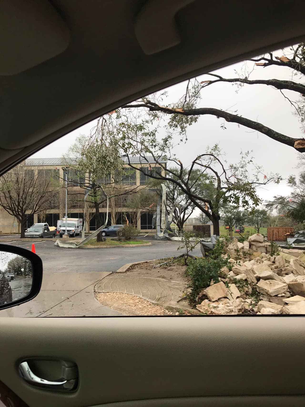 Usuarios de redes sociales compartieron imágenes de los daños provocados por las tormentas severas y tornados que afectaron en centro de Texas.