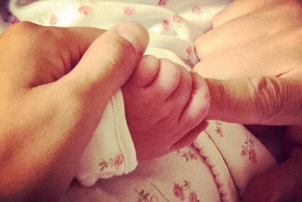 A un día de haber nacido, los felices padres compartieron esta tierna foto de su pequeñita: "Perdida de amor por ti".