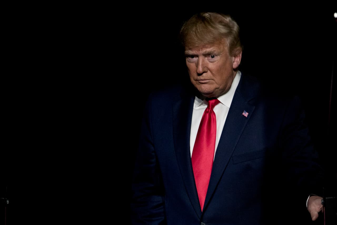 El presidente Donald Trump ha apoyado esfuerzos para identificar al funcionario que presentó la denuncia que llevó a su juicio político.