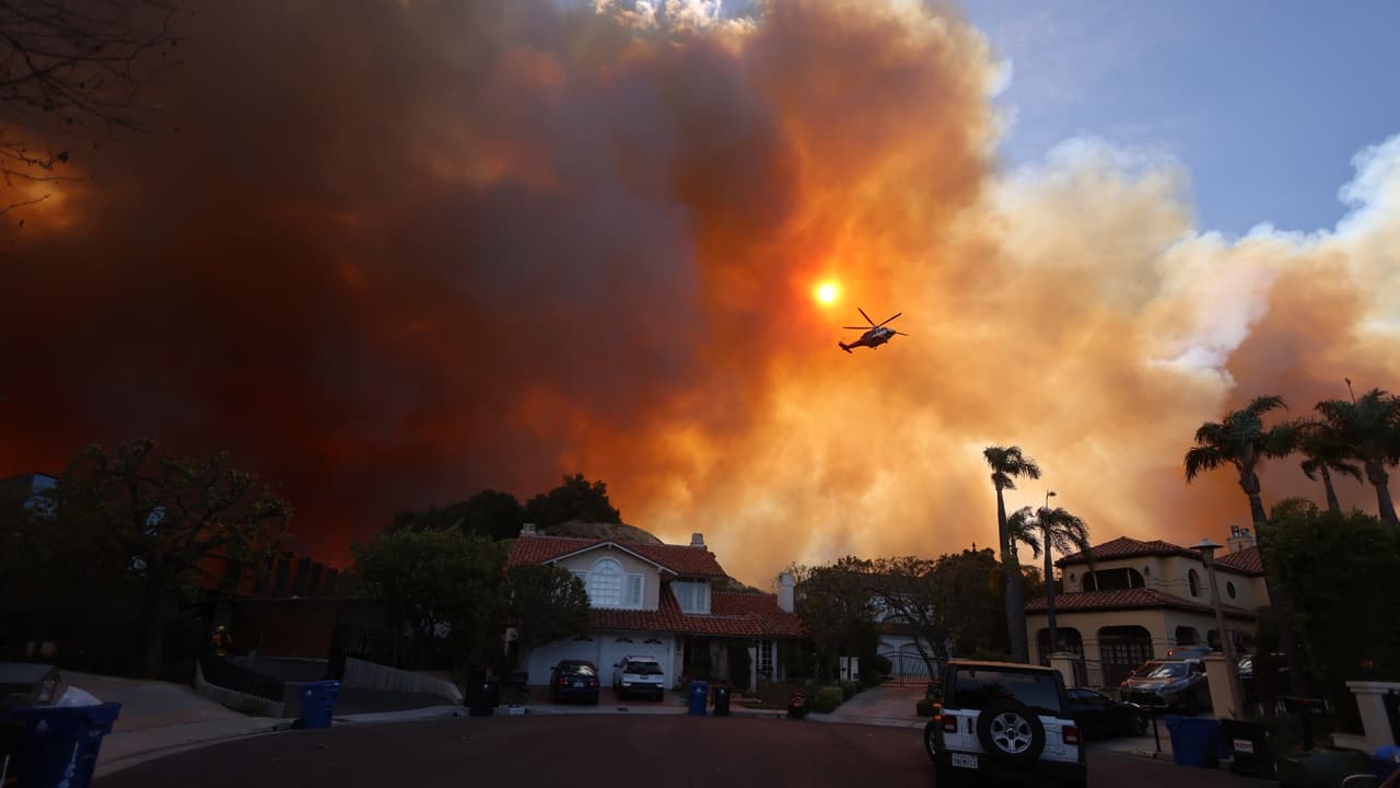 Incendios al sur de California: Escuelas cerradas por la amenaza de las llamas