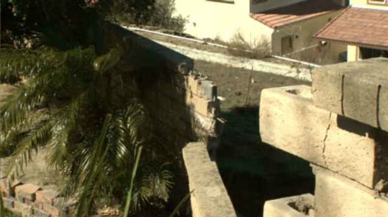 Varias secciones de un muro de ladrillo que divide los terrenos de las propiedades se derrumbó sin causa aparente, dejando desconcertados a los dueños de las propiedades.