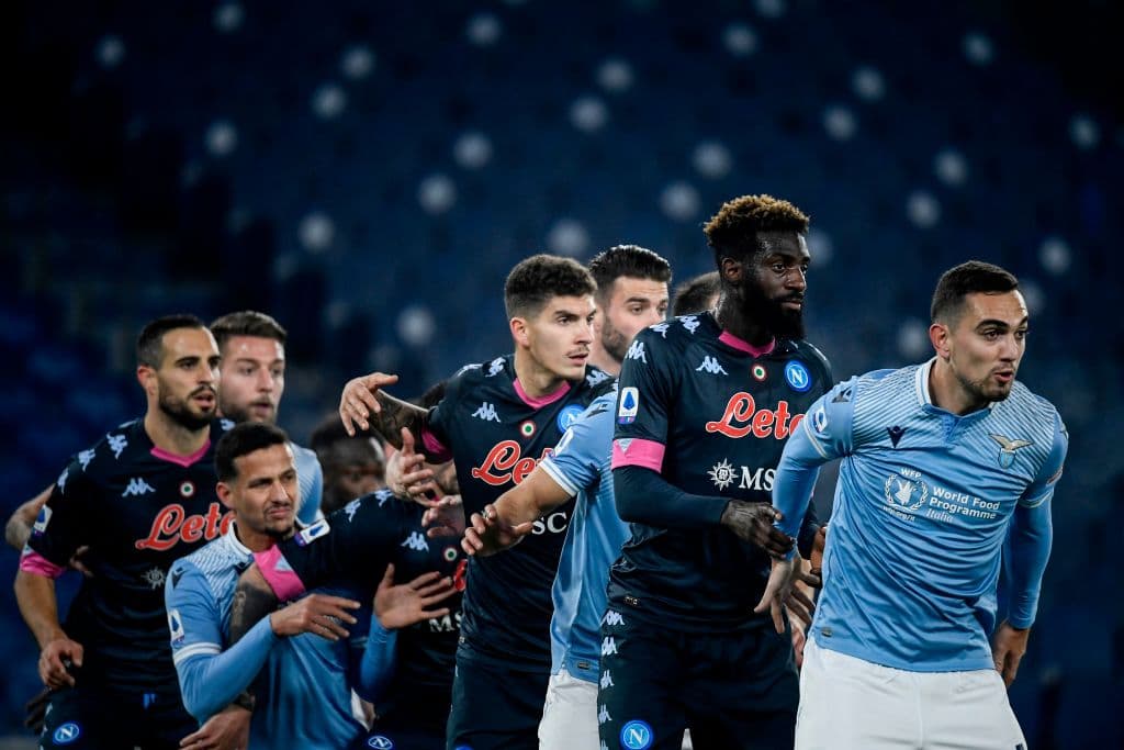 Lazio, como local, se impuso al Napoli de Genaro Gatusso 2-0. Los goles corrieron a cargo de Ciro Immobile y Luis Alberto Romero. El mexicano Hirving Lozano dejó el campo lesionado del tobillo, durante la J13 de la Serie A.