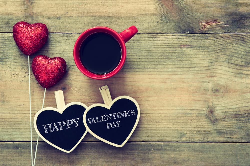 <i>Sé que al tener más amor en mi corazón podré atraer a mi mucho más amor, que es lo que deseo experimentar en mi vida, Señor Padre Celestial. Mi deseo es sentir en este momento la energía del amor en mi existencia. Deseo amar y ser amado con fuerza. Haz Señor que esta sea la energía que gobierne mi experiencia de vida pues eso es lo que tú quieres de nosotros: que amemos y seamos amados.</i>