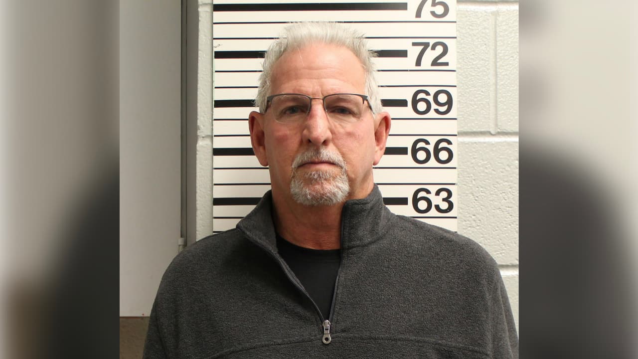 Acusan a un profesor de llevar un arma de fuego a una preparatoria para amenazar al director