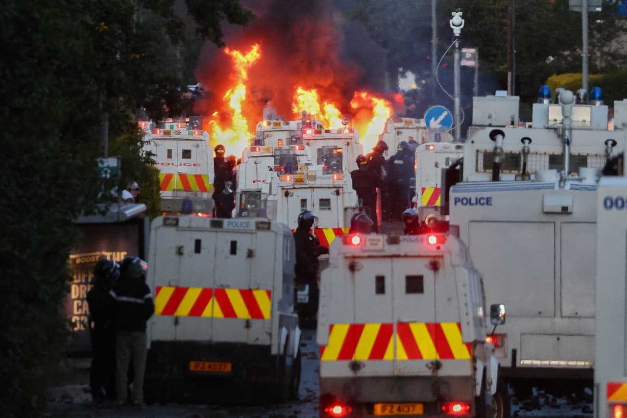 La policía intenta dispersar a manifestantes cerca de Newtownabbey, en las proximidades de Belfast (Irlanda del Norte). (Foto AP/Peter Morrison)