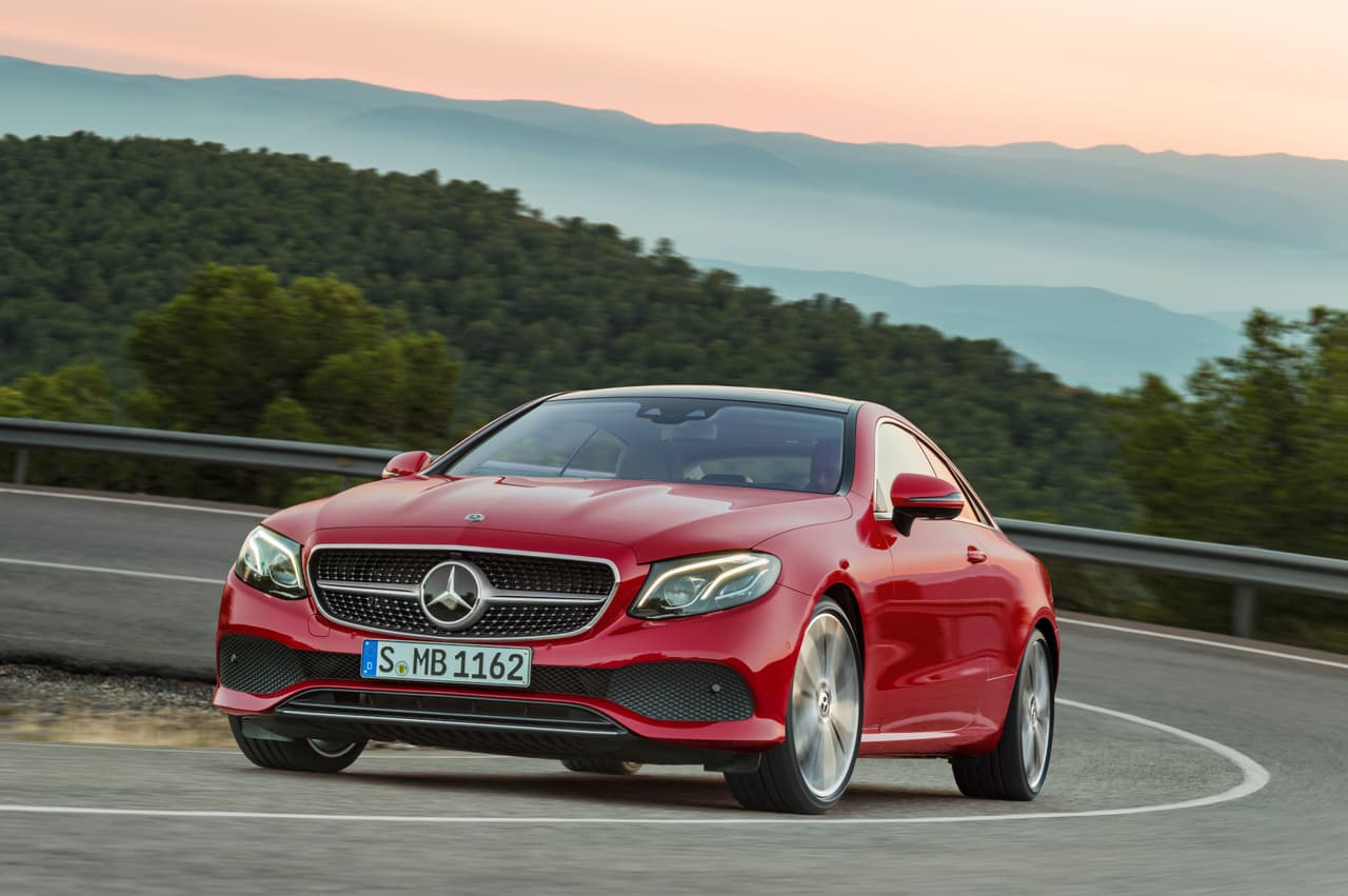 Nadie disputa el hecho de que 
<b>Mercedes-Benz </b>está atravesando por un 
<b>periodo de oro en materia de diseño</b>. Durante los últimos tres años, la casa alemana ha estado presentando autos que rivalizan en belleza con los gloriosos W108, W111 y W113 de los años 60 y con los R107 y W126 de los 70, los vehículos que apuntalaron la reputación de la marca alemana como la gran referencia en materia de autos de lujo. La llegada del nuevo 
<b>Clase E Coupe 2018</b> completa la transformación de la línea principal de sedanes y coupes de la marca hacia el nuevo lenguaje de diseño y al igual que sus predecesores el diseño logrado por el equipo liderado por el alemán Gorden Waganer funciona ejemplarmente bien.