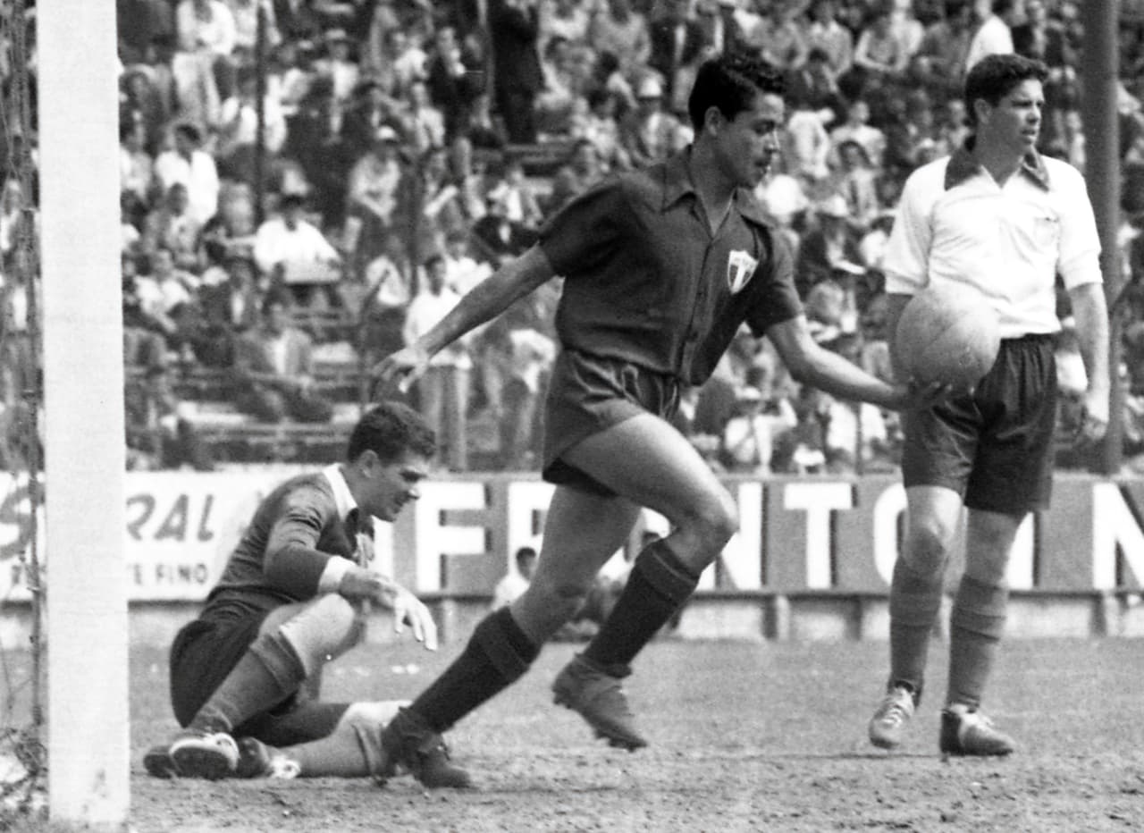 Fue invitado a entrenar al Club Nacional. En su primer partido ganó 5-4 y él fue autor de los primeros goles.