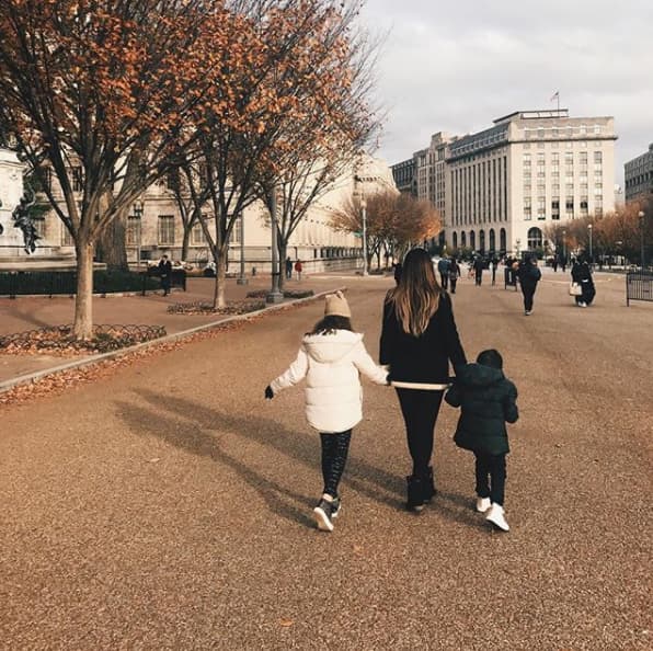 Aunque era poco común ver a los hijos de Jencarlos, desde fines del 2017 ambos han hecho algunas apariciones públicas e incluso publicaron un video donde Oriana aparece cantando junto al actor.