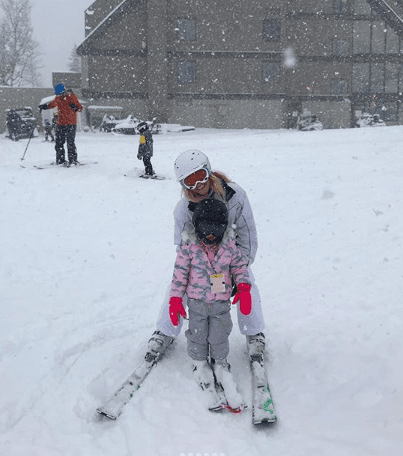 Con ayuda de sus hermanitas, Michelle puso en práctica sus lecciones de esquí.