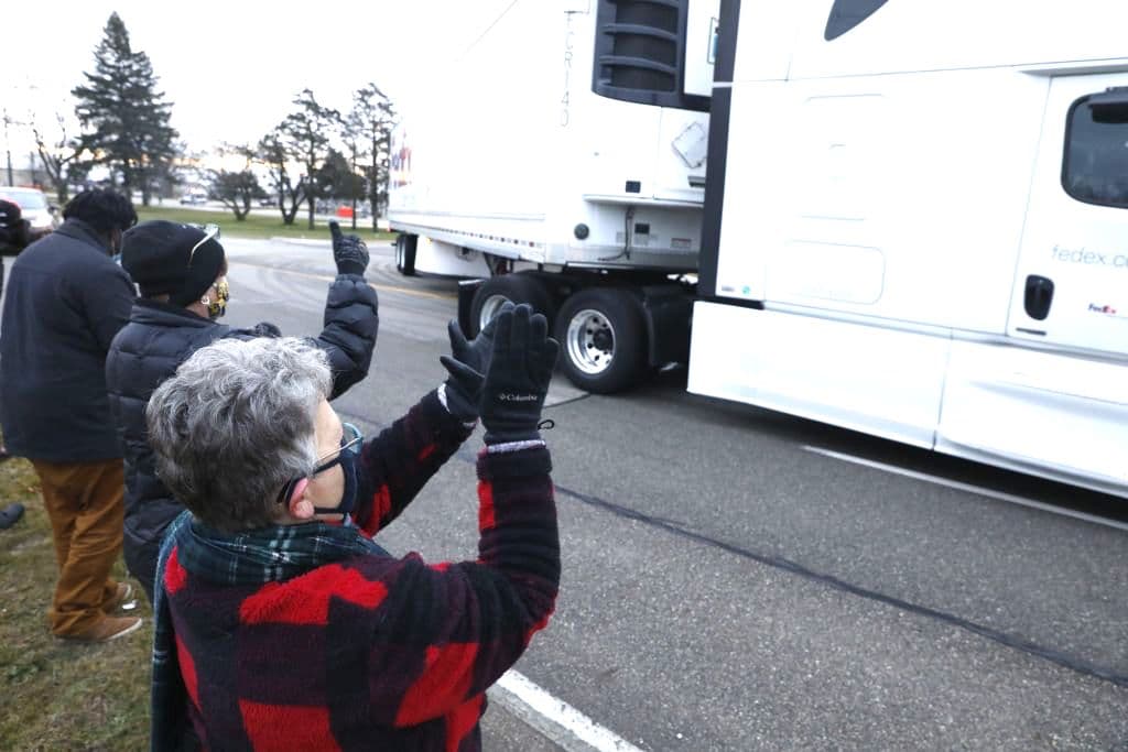 Según dijeron funcionarios este sábado, los primeros cargamentos de la vacuna irán llegando poco a poco a
<b>145 centros de distribución</b> del
<a href="https://www.univision.com/temas/illinois">estado</a> el lunes, mientras otros 425 centros las recibirán el martes y otros 66 el miércoles.
<br>