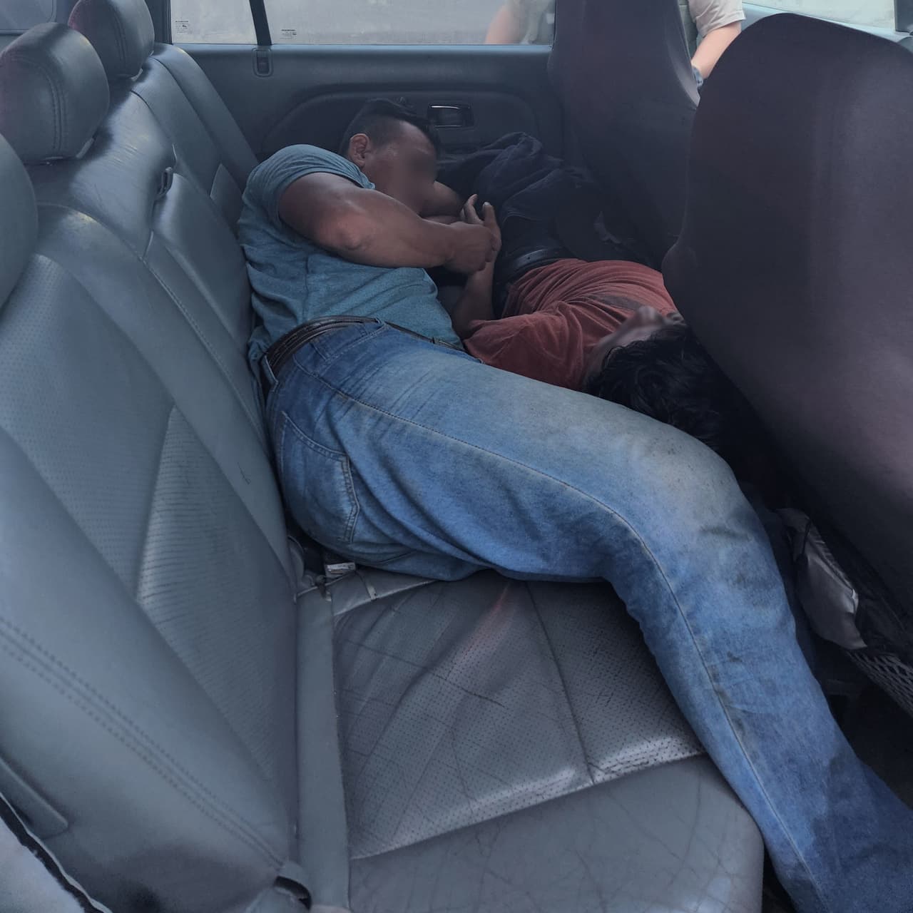 Los agentes que respondieron detuvieron el vehículo en la SR-92 y descubrieron a dos ciudadanos estadounidenses menores de edad traficando a cuatro ciudadanos mexicanos.