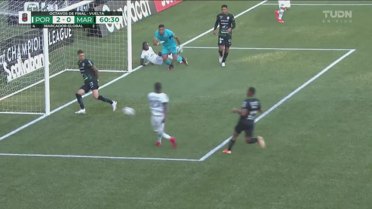 ¡Se pierde un gol cantado! Techera salva en la línea el tiro de Asprilla