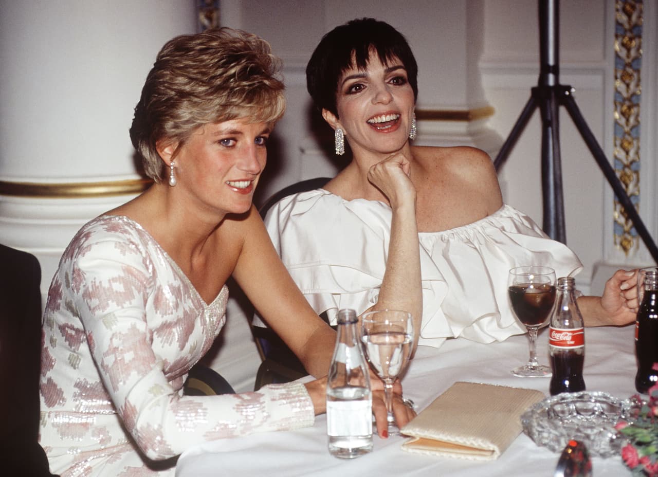 Según la revista 
<b><a href="https://ca.hellomagazine.com/celebrities/02019083152721/best-celebrity-quotes-about-princess-diana/8" target="_blank">Hello!</a></b>, la pareja se reunió después de uno de los espectáculos de la actriz y cantante en el Reino Unido.
<br>