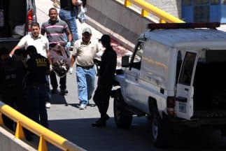 Los cuerpos quedaron tendidos al costado de un paso a desnivel en Tegucigalpa.