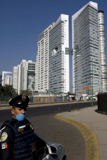 11 de enero. Fueron localizados los restos de dos hombres decapitados y calcinados dentro de un vehículo, en las inmediaciones del centro comercial Santa Fe en Ciudad de México.