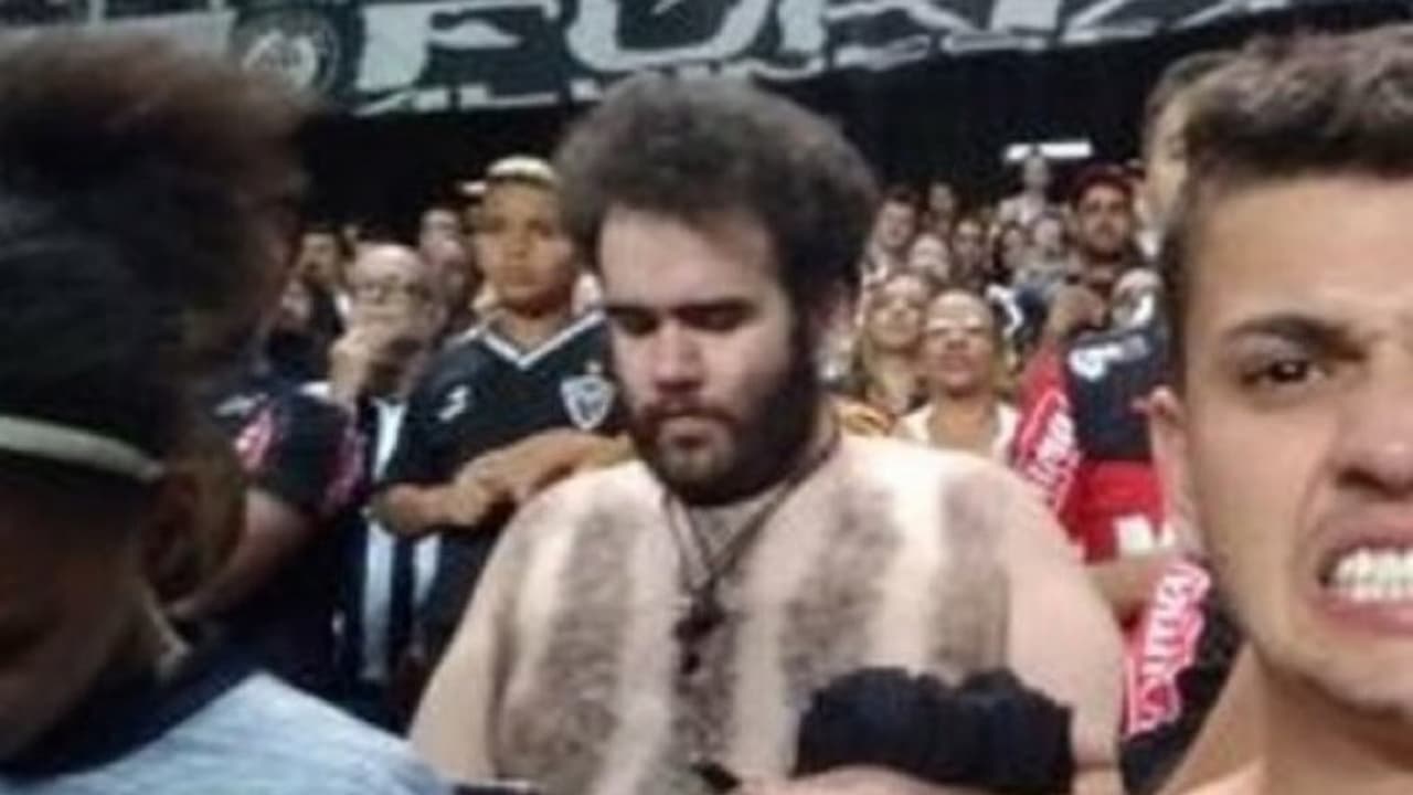 El dinero no es problema: fanático hizo su playera con pelo corporal