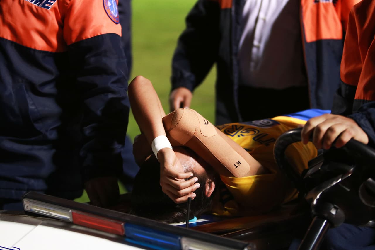 Karen Luna se retiró lesionada en Tigres apenas a los 38 minutos del primer tiempo.