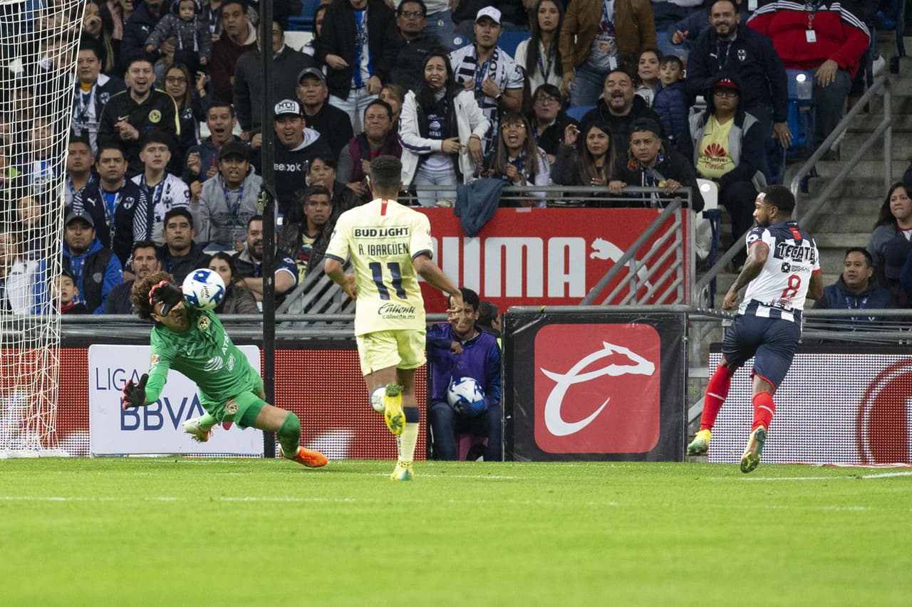 Un tiro-centro de Pabón fue de lo más peligroso pero el portero de las Águilas evitó el peligro.