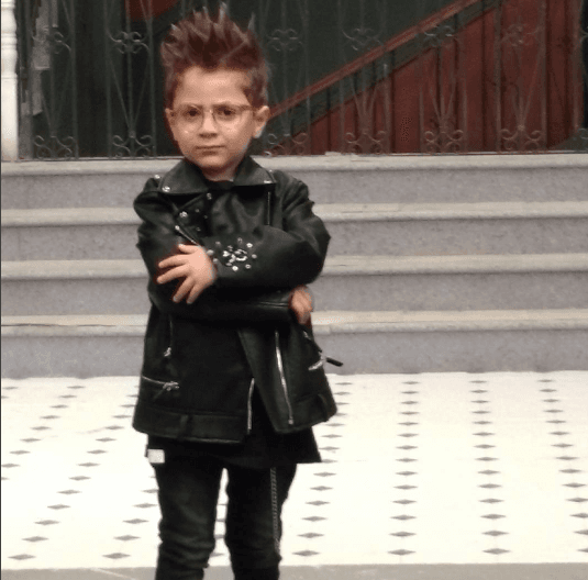 Pero si tu estilo es rebelde y quieres imponer en la noche de Halloween, puedes caracterizarte como 'El Morris', sólo tienes que vestir totalmente de negro y usar un peinado muy rockero para lucir como él.