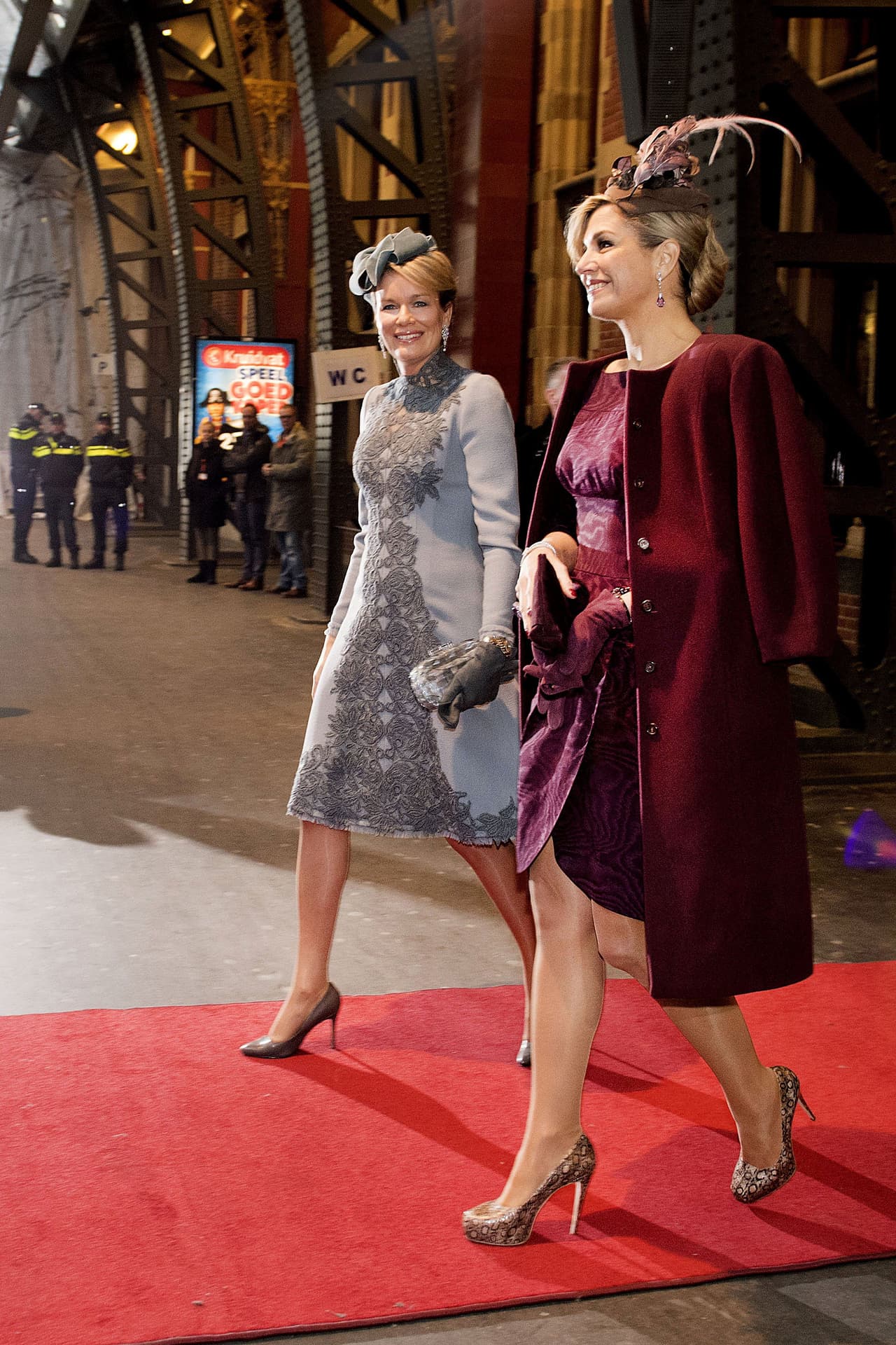 Con un vestido y un abrigo en 
<i>color block</i> borgoña Máxima eligió uno de sus mejores atuendos del años para visitar Utrecht la estación central de Amsterdam en noviembre de este año.