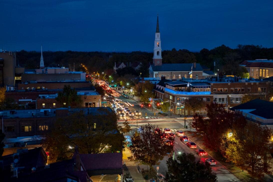 <b><a href="https://www.univision.com/local/north-carolina-wuvc/ciudades-mas-romanticas-carolina-del-norte-2022-dia-san-valentin-fotos" target="_blank">6. Bonus: disfruten de las ciudades más románticas de Carolina del Norte</a></b>. Si no quieren quedarse en el área de Raleigh, no hay problema, ya que el estado cuenta con una gran variedad de ciudades que son perfectas para esa escapada cargada de aventura y romance que tanto necesitan.