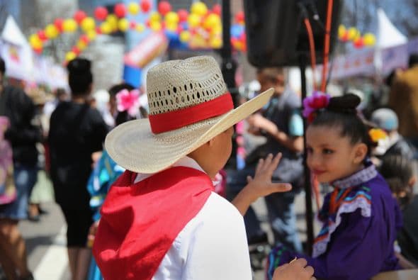 Un sombrero de palma y un pañuelo también prometen elevar el look de grandes y chicos.