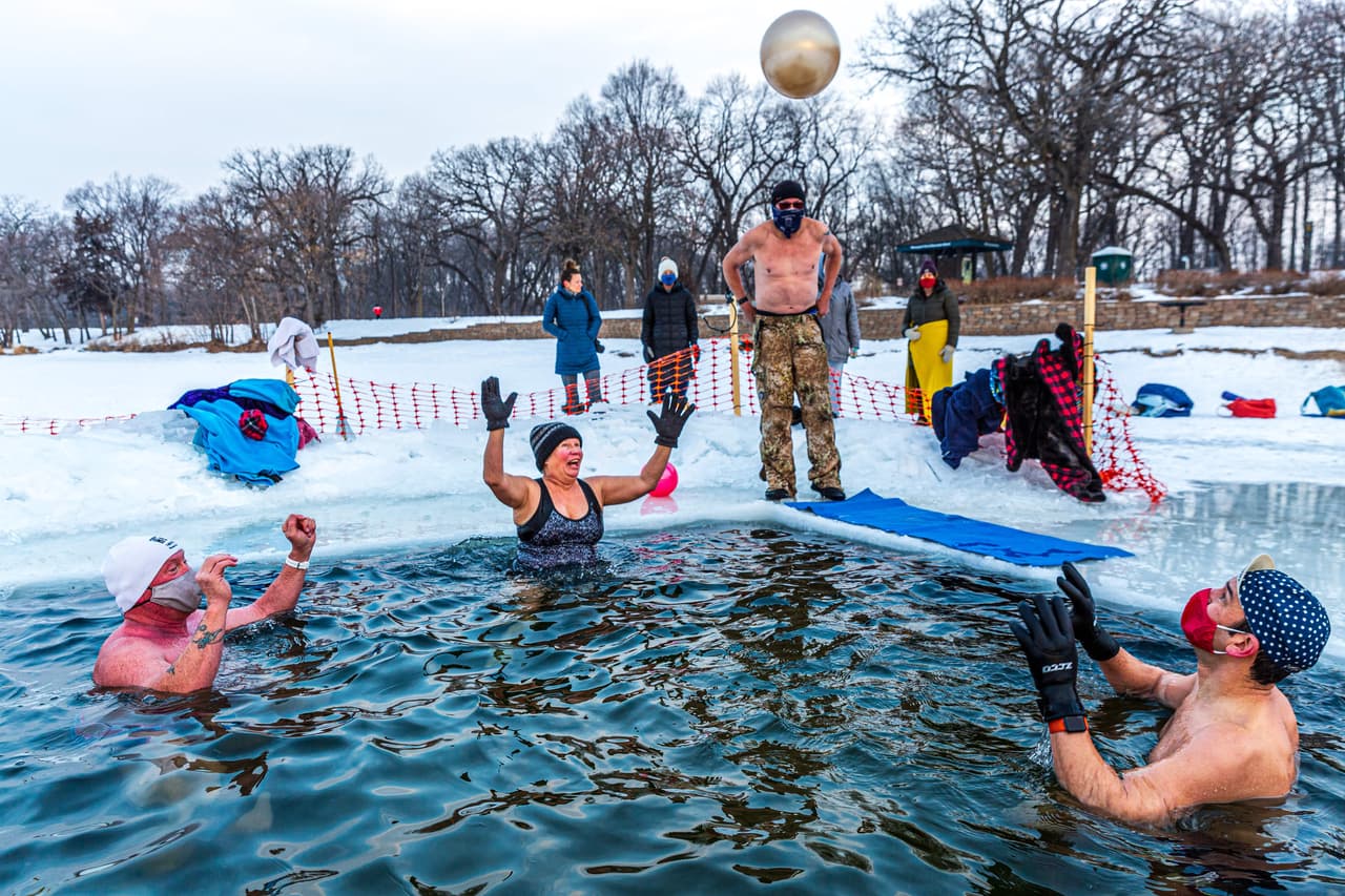 Los integrantes de "Submergents"aprovechan para jugar con una pelota durante su baño matutino.