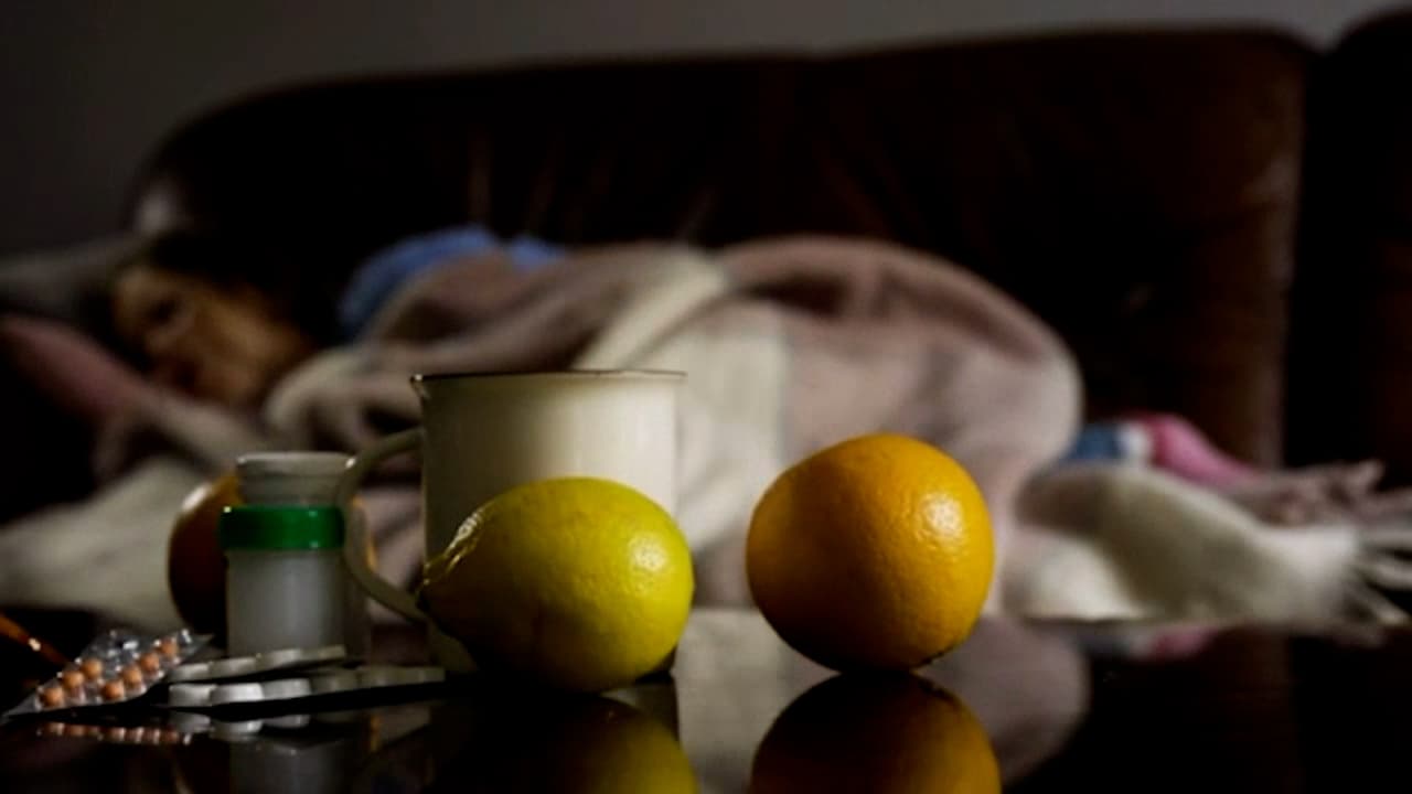 Desde un té de manzanilla hasta el popular caldo de pollo son algunos de los remedios caseros que muchas personas consumen para tratar de aliviar sus males ante la 
<a href="https://www.univision.com/local/houston-kxln/mascarillas-n95-variante-omicron-coronavirus-joseph-varon-houston-texas">variante ómicron</a> del covid-19.