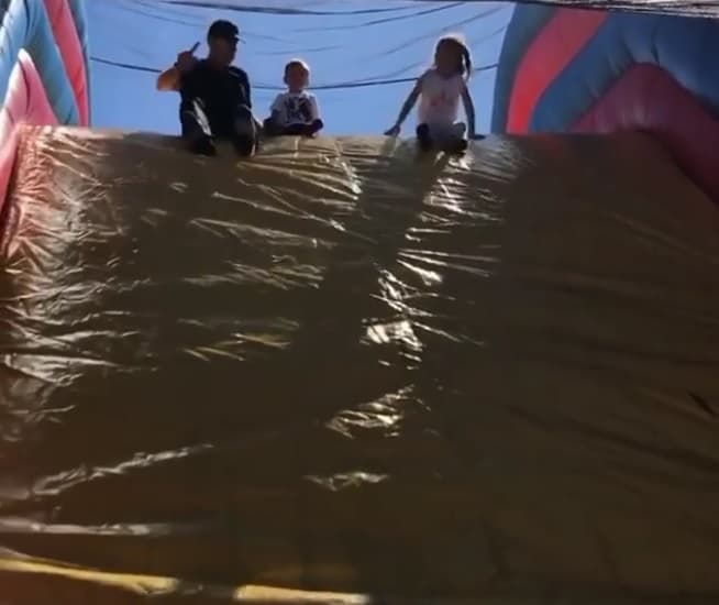 Michelle y Liam estuvieron felices de compartir una aventura más con sus papás, esta vez en un parque de juegos inflables.