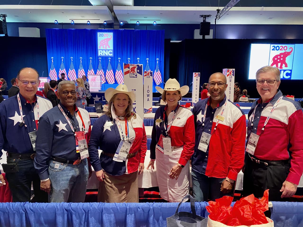 Dan Patrick encabeza la delegación texana de seis miembros, junto con el líder del partido en Texas, Allen West; Toni Anne Dashiell, Robin Armstrong, miembros del partido; Deon Starners, del Comité Ejecutivo estatal y Adolpho Tellez, líder de los republicanos en El Paso.