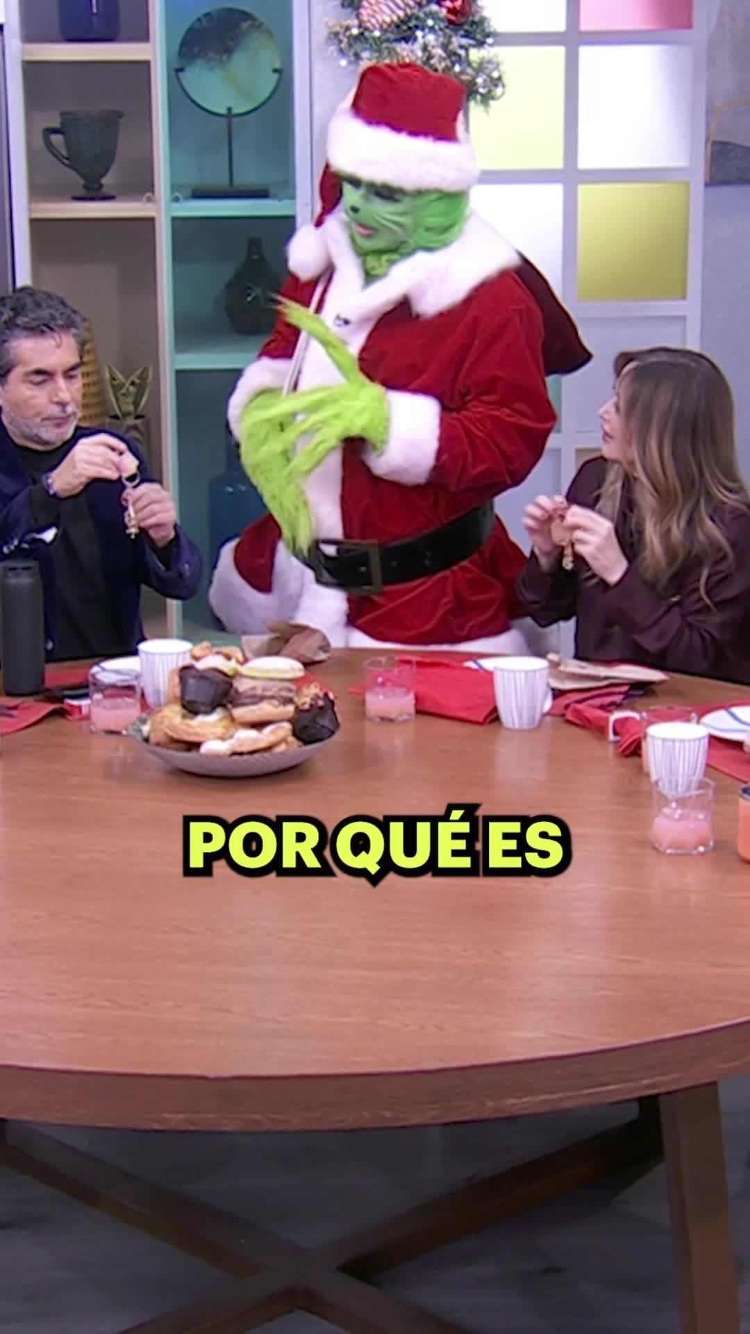El Grinch SORPRENDE a los conductores con un regalo