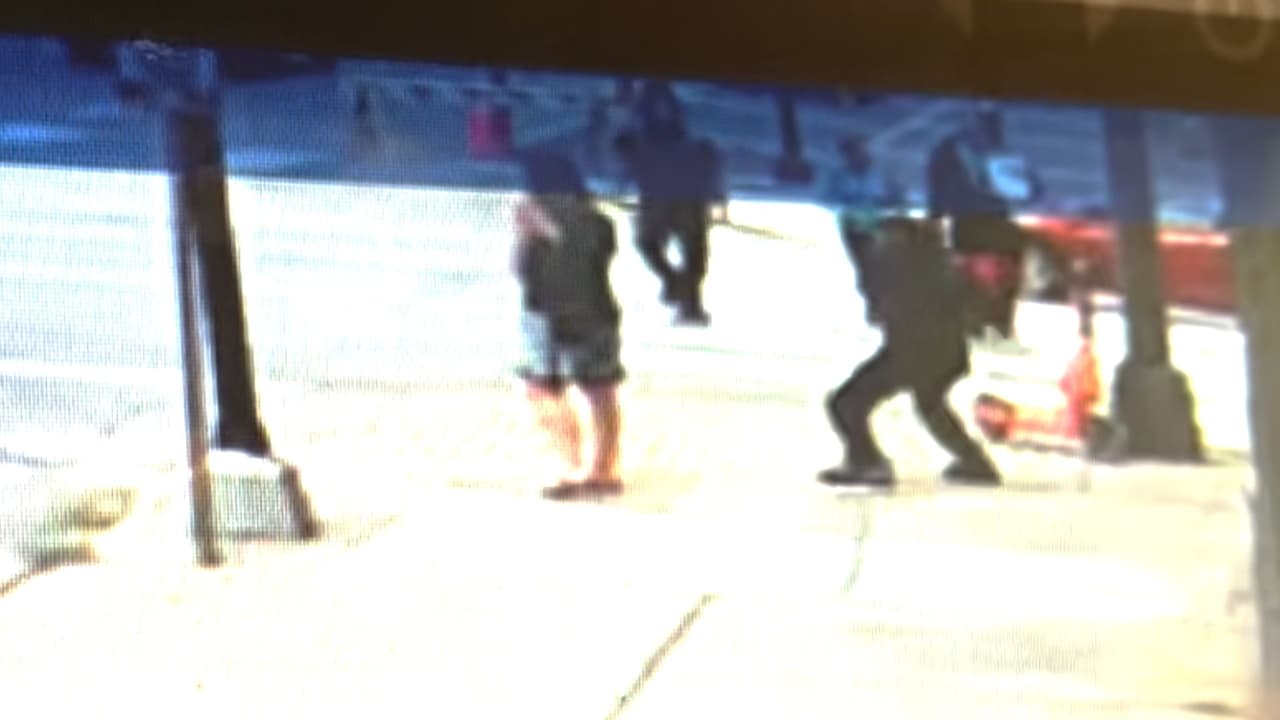 <b><a href="https://www.univision.com/local/dallas-kuvn/ataque-mujer-centro-dallas" target="_blank">Una mujer fue golpeada</a></b>
<a href="https://www.univision.com/local/dallas-kuvn/ataque-mujer-centro-dallas" target="_blank"> mientras esperaba para cruzar la calle</a> en el centro de Dallas, el pasado jueves 12 de septiembre, alrededor de la 1:00 p.m. Según reportes, la organización Downtown Dallas, Inc. 
<b>compartió el video del ataque y expresó su horror ante la escena.</b>