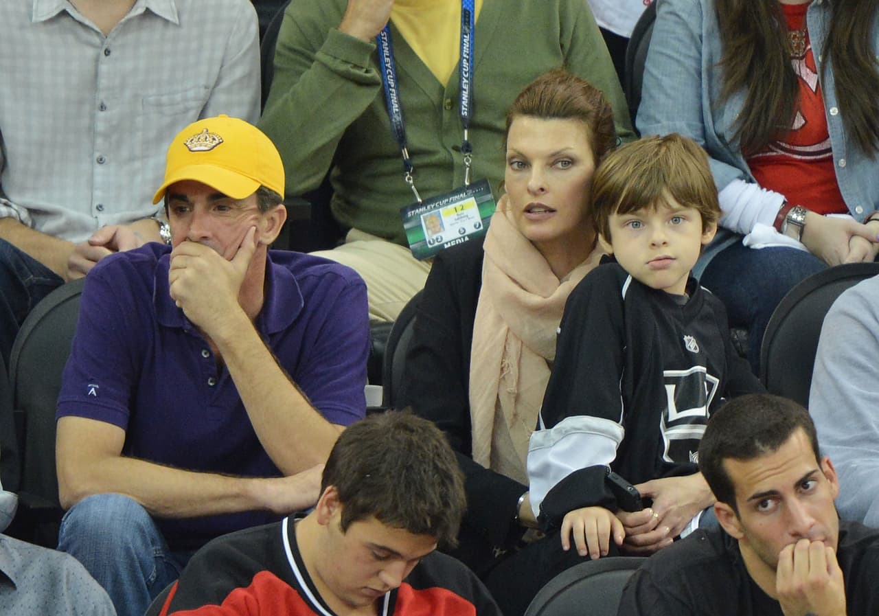 El conflicto legal radicaba en que la modelo le pedía más dinero del que el empresario consideraba necesario para su manutención. Linda Evangelista aseguró, según informó la 
<b><a href="https://www.quien.com/espectaculos/2012/05/05/declara-linda-evangelista" target="_blank">revista Quién</a></b>, que los gastos de Augustin superaban los 46 mil dólares mensuales, incluyendo guardaespaldas armados. De acuerdo con 
<b><a href="https://elpais.com/elpais/2011/09/13/actualidad/1315896534_850215.html" target="_blank">El País</a></b>, la cantidad superaba a la que abonaba a la madre de sus primeros dos hijos.