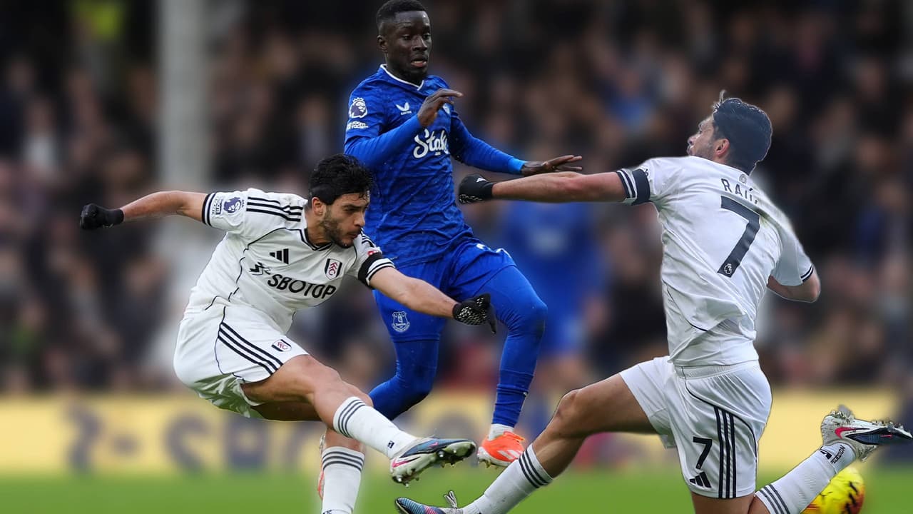 Raúl Jiménez festeja... aunque luego le 'quitan' gol con el Fulham