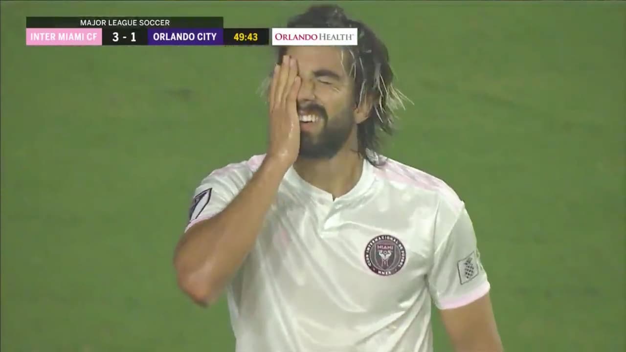 ¡Cerca el doblete! Pizarro la puso en el poste