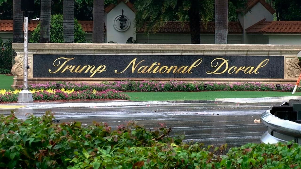 <b>La reunión de G-7 que Trump propuso realizar en una club de Miami</b> La decisión de que la próxima cumbre de los mandatarios de 
<a href="https://www.univision.com/noticias/politica/nuevo-desafio-a-normas-eticas-trump-organizara-la-cumbre-del-g7-en-su-club-de-golf-en-miami">los siete países más industrializados del mundo se llevara cabo en el resort Trump National Doral</a>, en el sur de Florida, despertó duras críticas. Dos días despúes el presidente se retractó, aunque no reconoció que hubiera nada malo en lo que los expertos consideran un obvio conflicto de interés porque una empresa del presidente se estaría beneficiando.