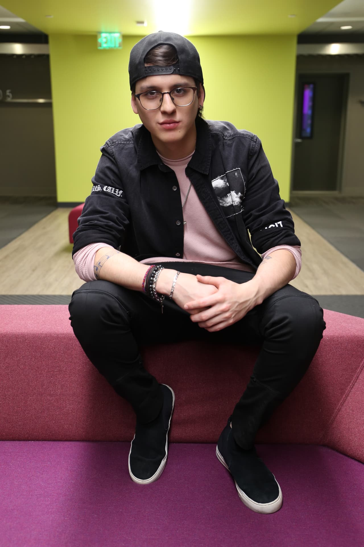 El segundo en la lista es 
<b>Christopher Velez</b>, quien es el único que porta un larga cabellera (aunque usualmente la esconde debajo de una gorra).