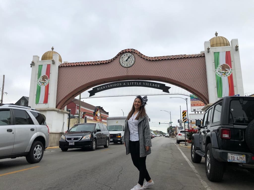 Siendo mexicana, tenía que visitar 
<b>'La Villita'</b> o 
<b>'Little Village'</b>, el barrio mexicano donde están las calles de 
<b>Los Tigres del Norte</b> y 
<b>Vicente Fernandez</b>. Entras ahí y sientes que estás en México, la gente es amable, ves banderas por todos lados y te sientes en tu tierra.