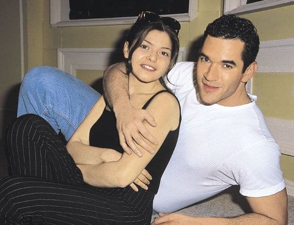 Eduardo Santamarina e Itatí Cantoral se conocieron durante la grabación de 'De frente al sol', una producción de Carla Estrada, en 1992. Ella estaba comprometida con Alexis Ayala y él era un alegre soltero. Luego volvieron a coincidir y se enamoraron; se casaron por la iglesia y tuvieron dos hijos gemelos... pero su matrimonio feliz se vino abajo de repente cuando él se enamoró de otra actriz y la ruptura fue traumática para Itatí, que tardó mucho en recuperarse.
