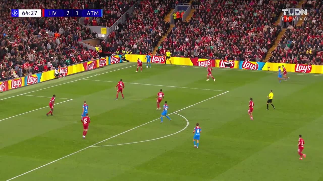 ¡CERCA! Mohamed Salah disparó que se estrella en el poste.