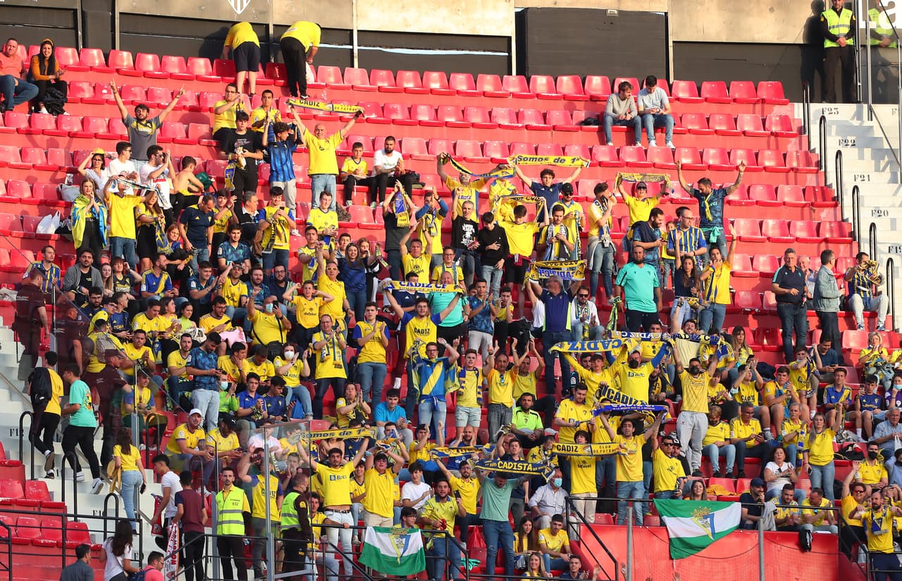 Con un golazo de tiro libre de Pérez, el Cádiz sacó un punto muy importante para eludir el descenso y dejó al Sevilla a expensas del Barcelona y el Betis en la lucha por el segundo lugar de LaLiga.