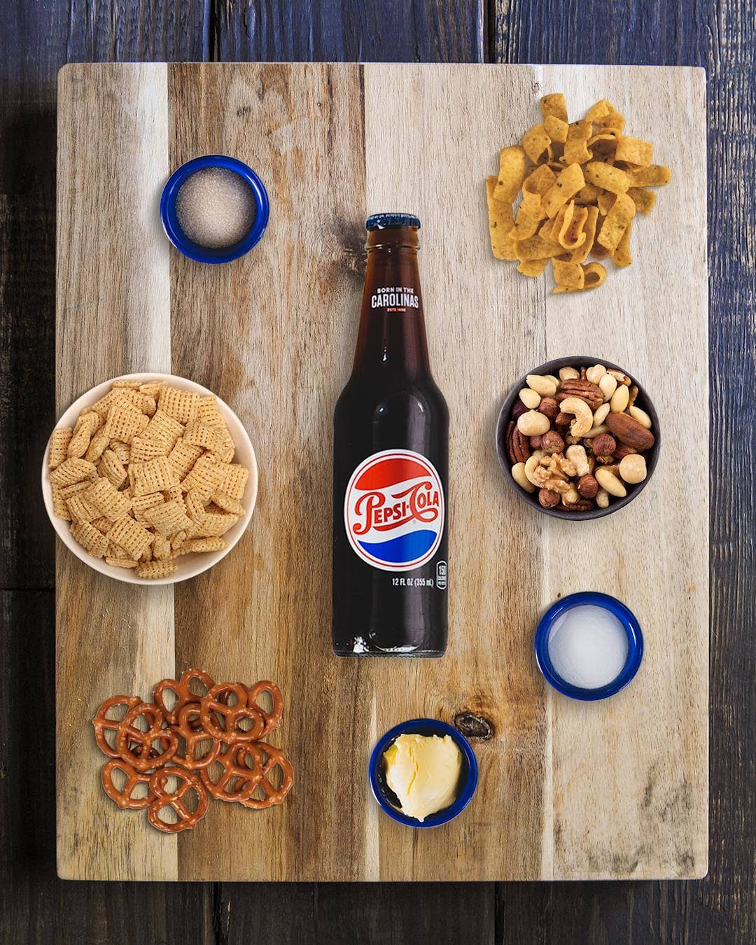 <b><a href="https://www.pepsi.com/">Pepsi</a></b>. Pepsi es probablemente la marca más famosa de Carolina del Norte. Su nombre original era Brad's Drink y
<b><a href="https://www.pepsiborninthecarolinas.com/history">fue vendida por primera vez en una farmacia en New Bern en 1898</a></b>. La receta original de la “Bebida de Brad” era azúcar, agua, caramelo, aceite de limón, nuez moscada y aditivos naturales. Hoy en día, puedes visitar el lugar de nacimiento de Pepsi en New Bern y disfrutar de una bebida fría con palomitas de maíz.